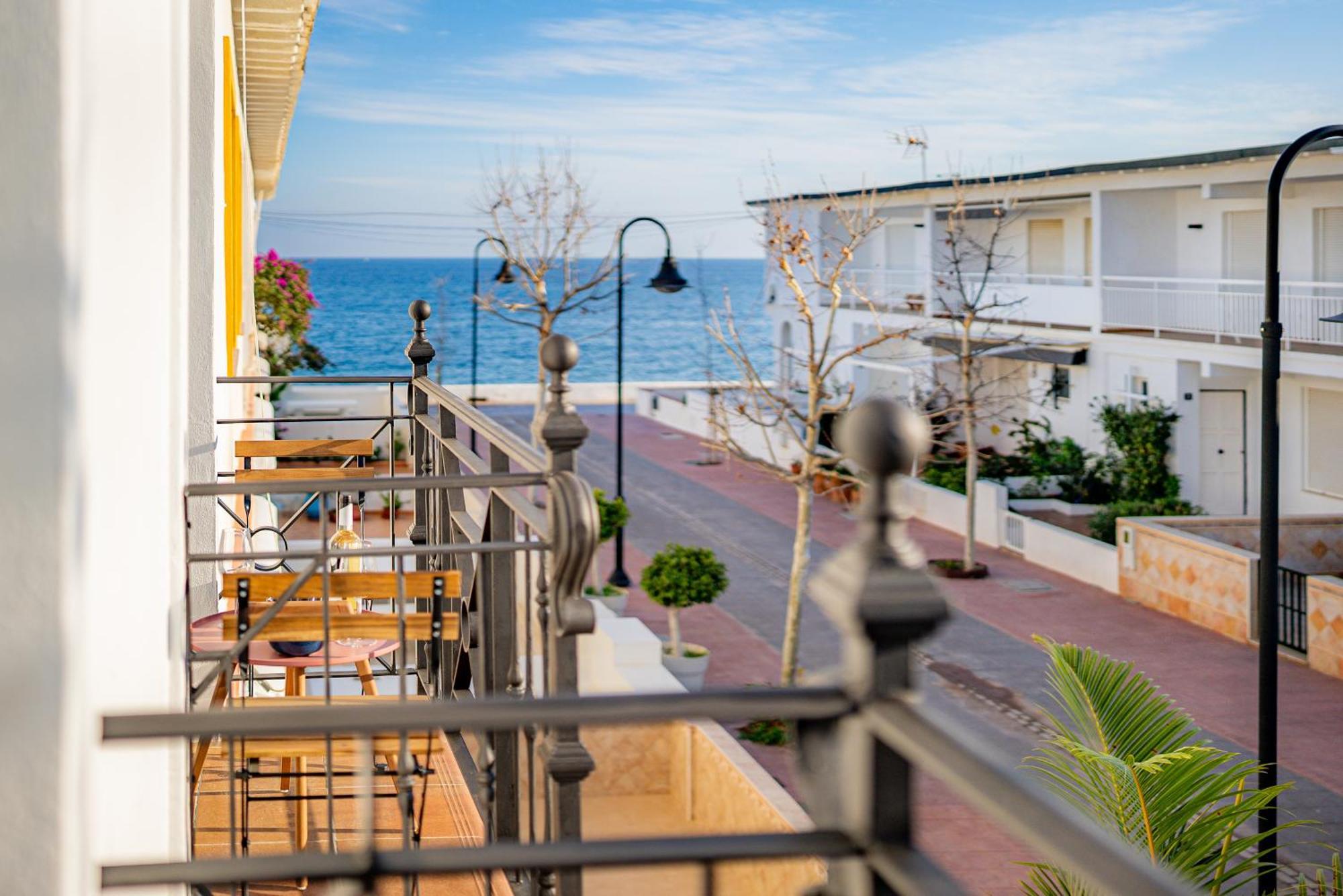 La Familia Beach House La Cala Ла-Кала-де-Михас Экстерьер фото