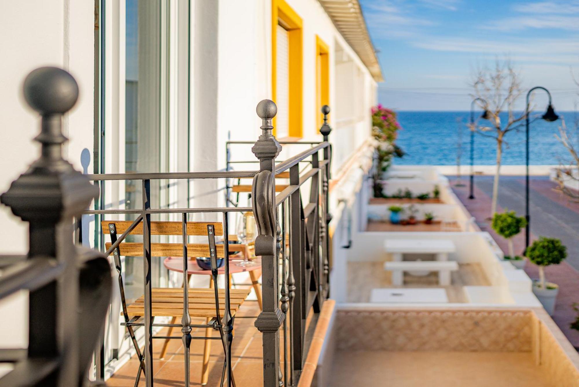 La Familia Beach House La Cala Ла-Кала-де-Михас Экстерьер фото