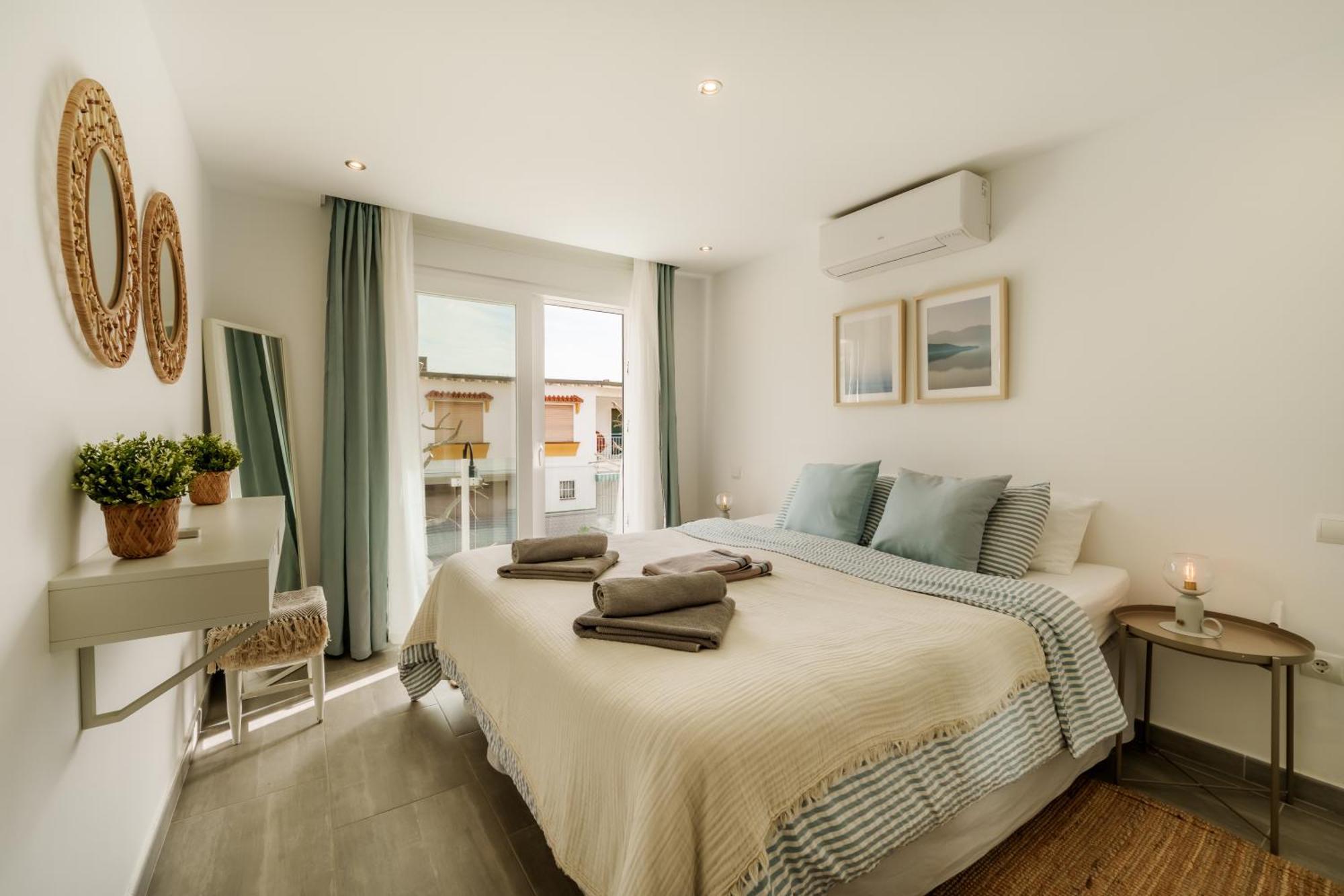 La Familia Beach House La Cala Ла-Кала-де-Михас Номер фото